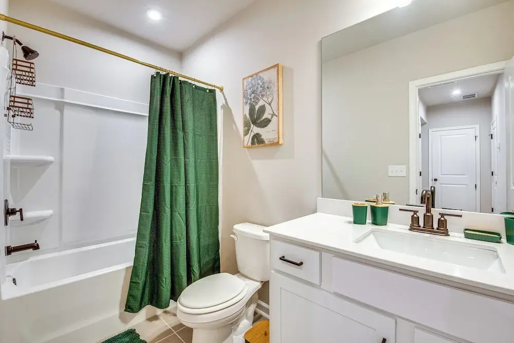 11 Mi to Dtwn: Luxe Atlanta Retreat w/ Deck & Yard