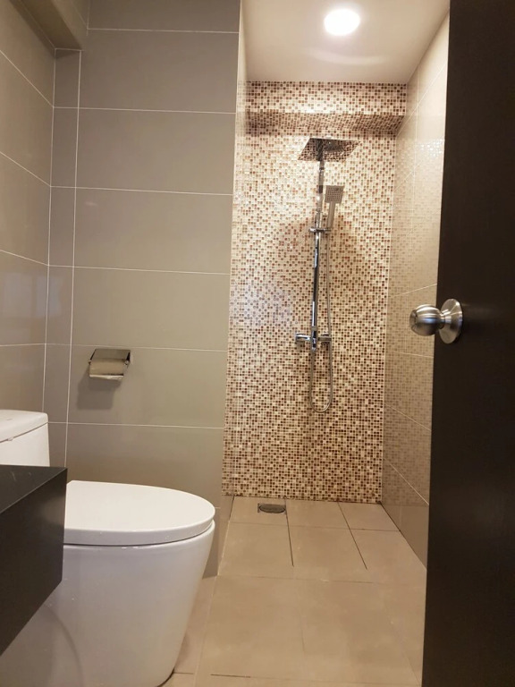 D'Latour Condo by LL