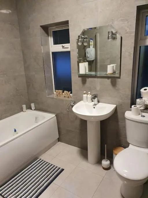 Private 3 bedroom house ideal for family & friends