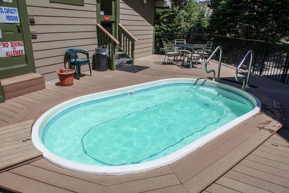 Crestview 25 Convenient Location near the Village and Lifts, Pet-Friendly by RedAwning