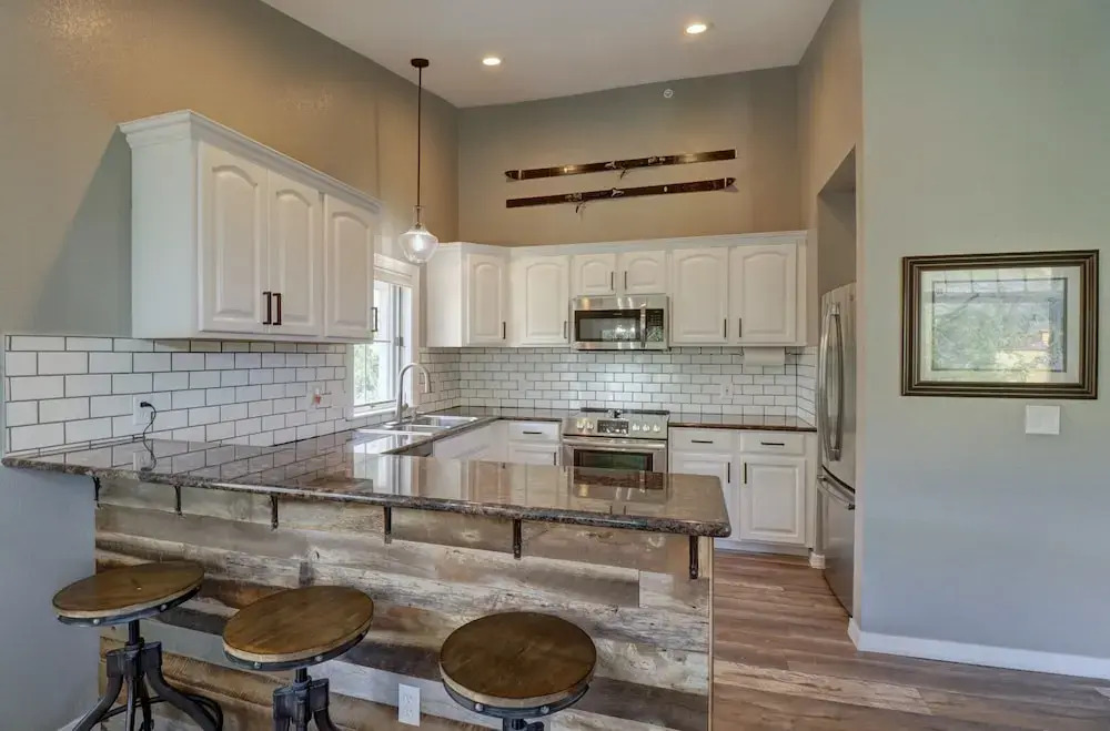 Newly Renovated, Slope-Side Walk-In Walk-Out, Top Floor, Views of Ten Mile Range - ER4 by Redawning