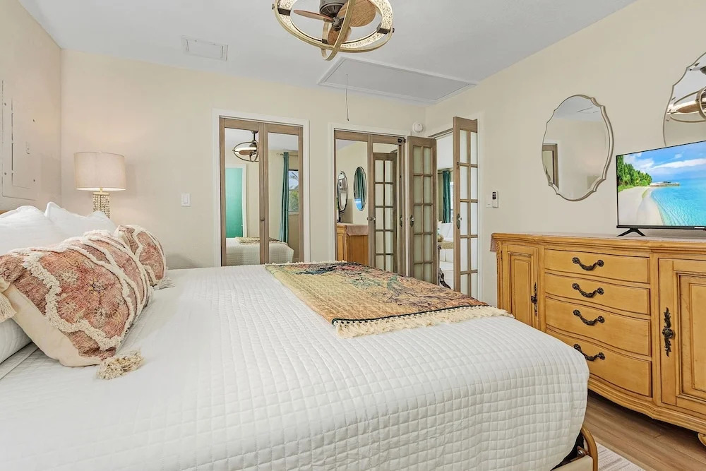 149 Pearl St. 2 Bedroom Home by RedAwning