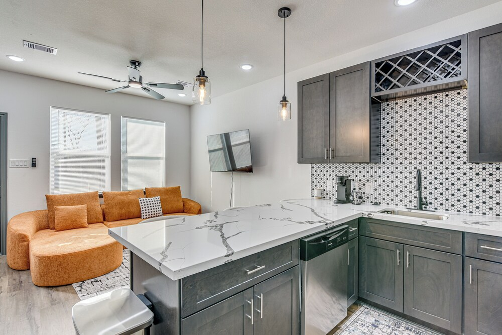 Sleek, Convenient New-build 8 Mi to Dtwn Houston!