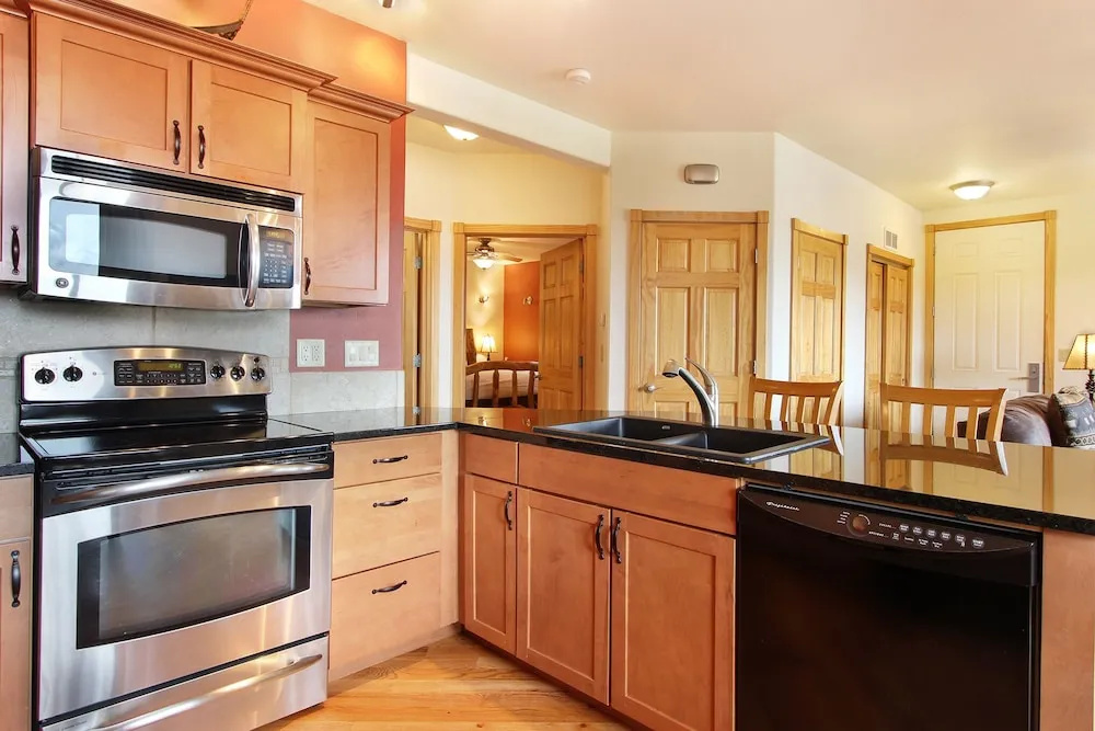 Chiefs Head Peak 21b 2 Bedroom Condo by RedAwning
