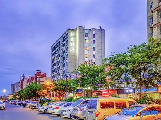 Light travel hotel (jiaxing honghe woolen sweater market store)