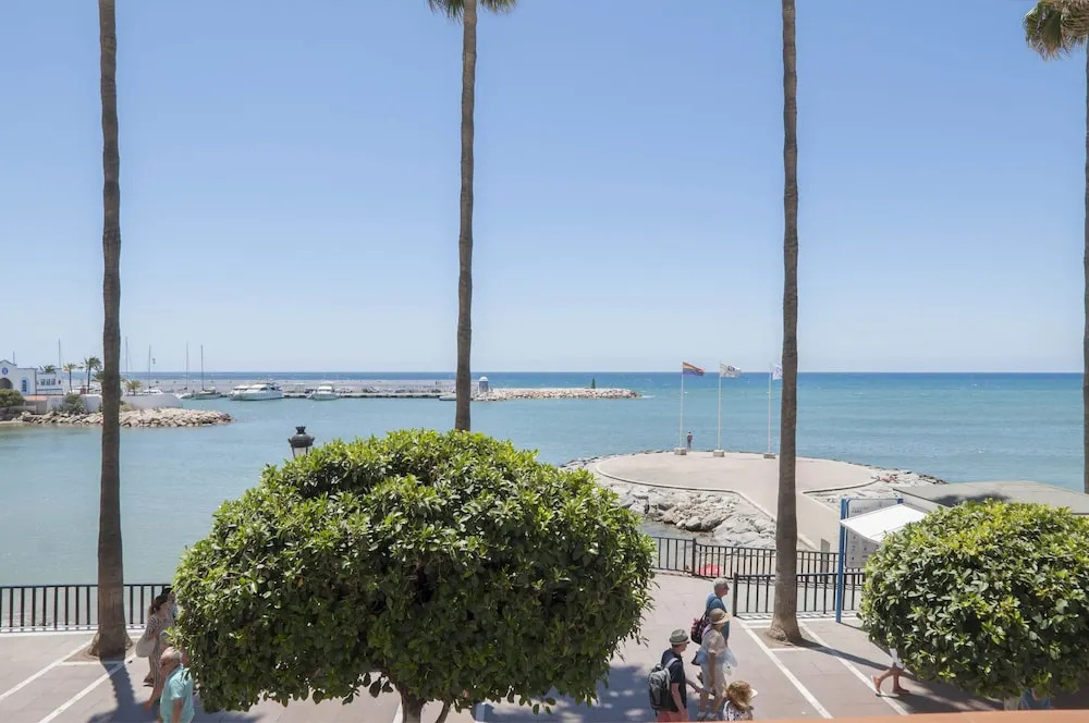 Eden Roc BeachFront Apartments