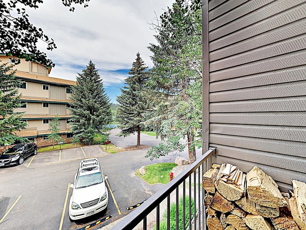 New Listing! Chic Getaway: Pool, Adjacent To Lake 3 Bedroom Condo