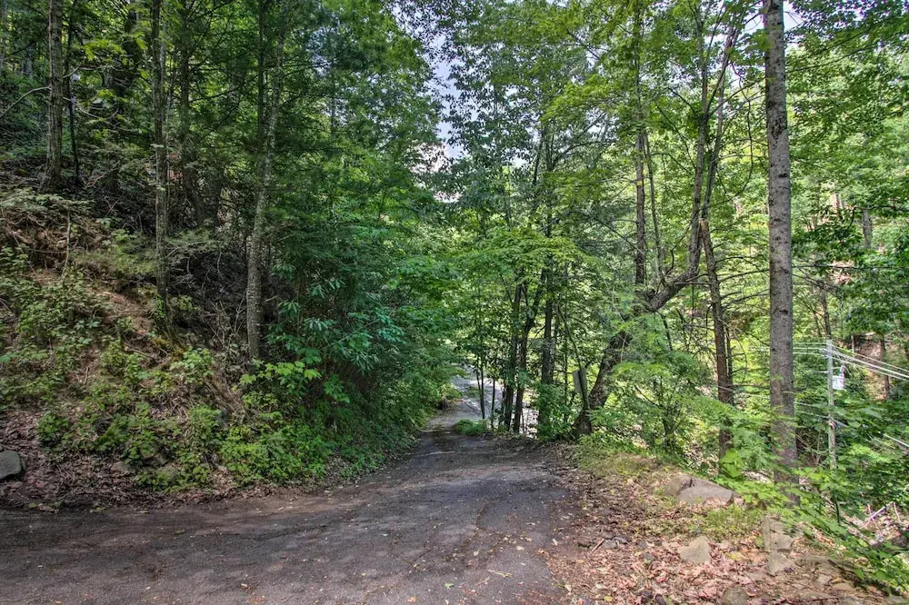 Rustic Gatlinburg Chalet w/ Hot Tub: 2 Mi to Town