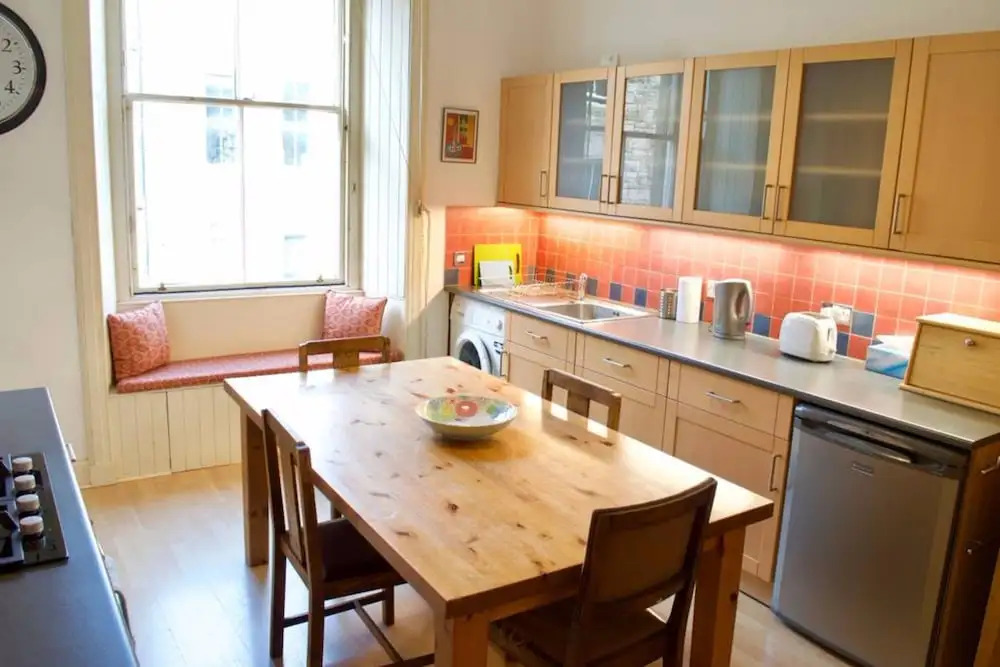 2 Bedroom Flat Near The Kings Theatre