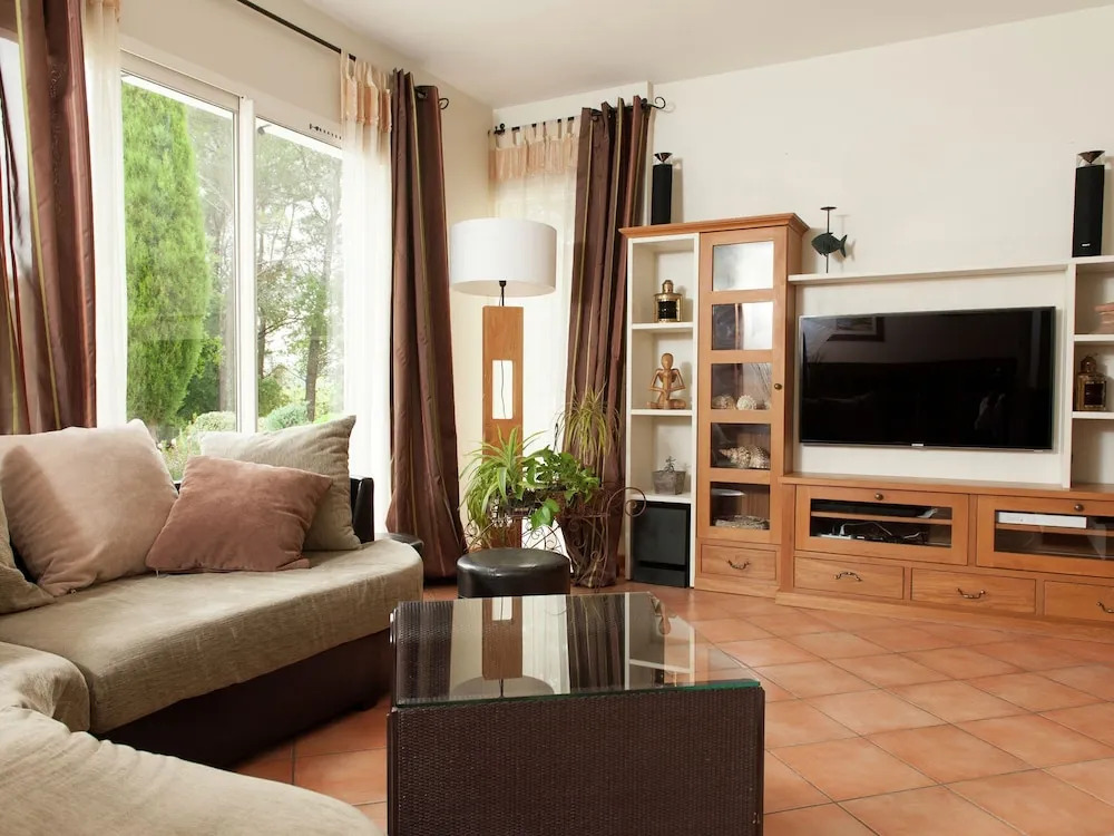 Spacious, Luxury Villa With Private Pool and Billiard Room, Near Idyllic Village