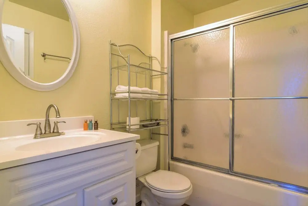Charming Family Condo Sleeps 6 Next to Beach!
