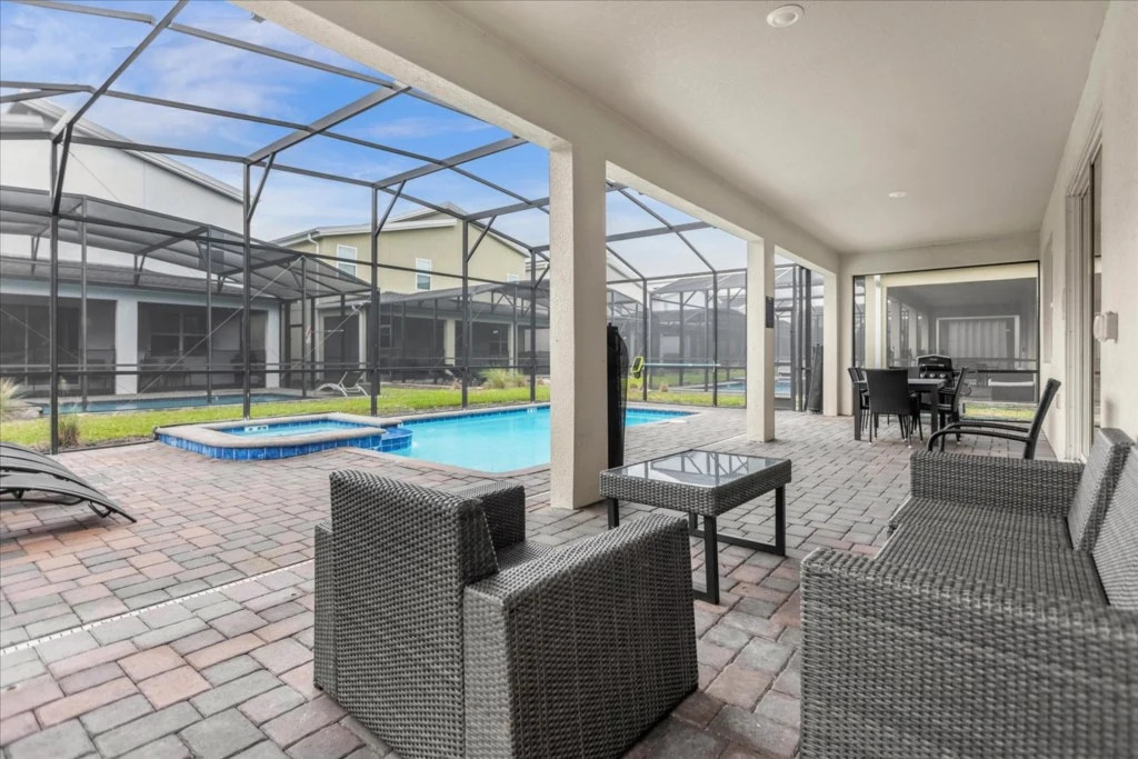 9 Bd 5 Ba Storey Lake 4559 Nl