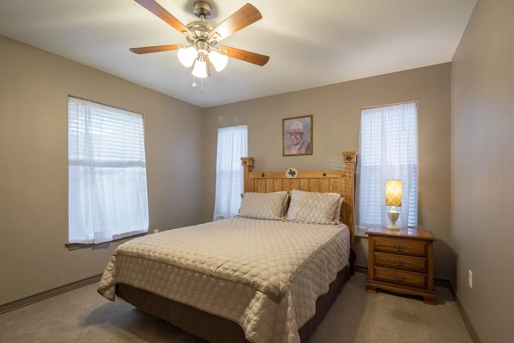 Duke's Horseshoe House 3 Bedrooms 2.5 Bathrooms Home