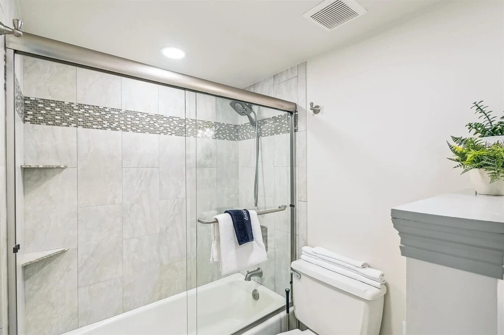 Beach House 203d 2 Bedroom Condo by RedAwning