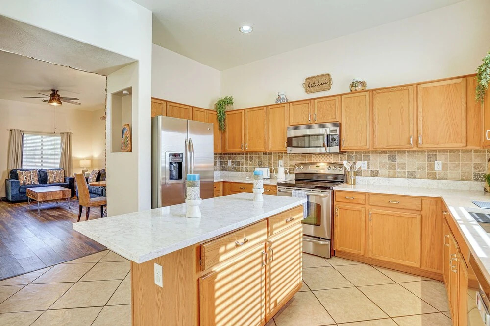 Heated Pool, Pets Welcome: Surprise Snowbird Haven