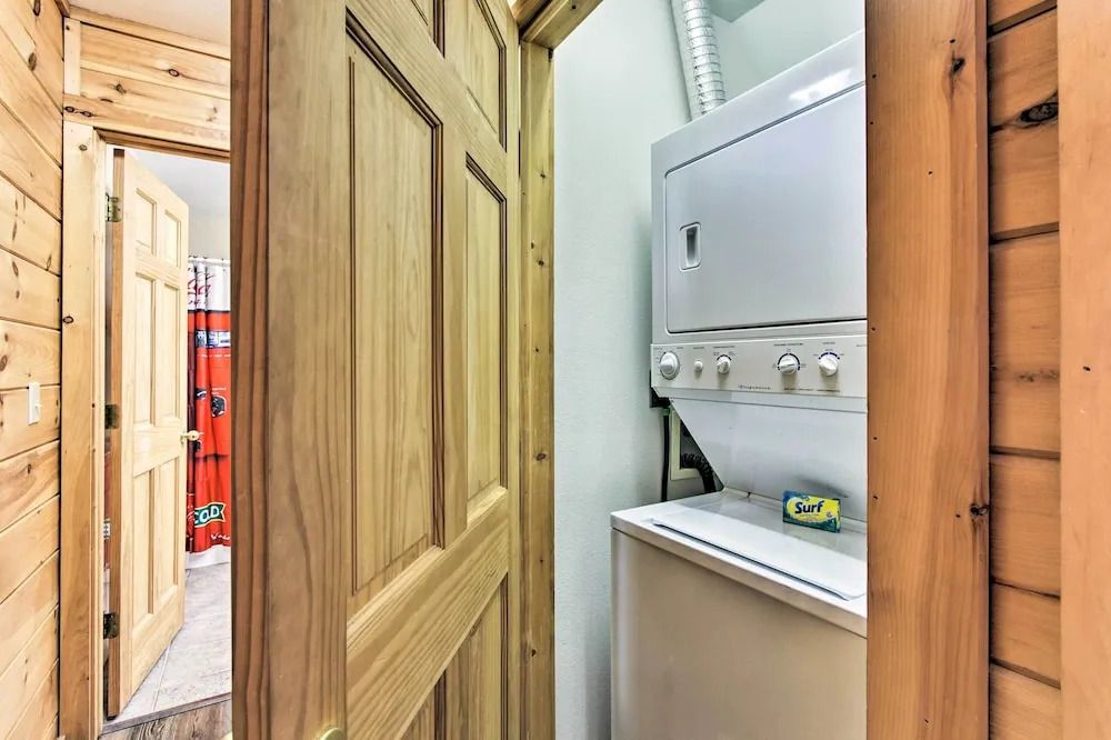 3 Mi to Gatlinburg: Cabin w/ Deck & Pool Table!