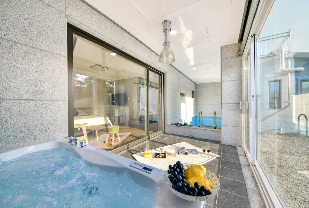 Sokcho Lasso Pool Villa Pension