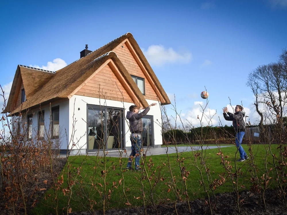 Luxury villa with 3 bathrooms, not far from the sea on Texel