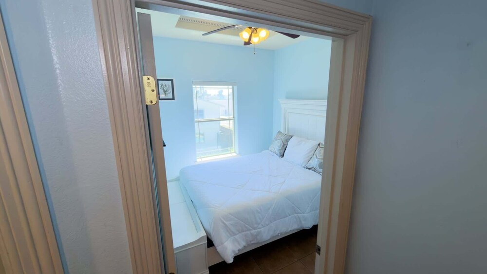 Near Beach Retreat - Ground Floor - Pool - Walk To All 2 Bedroom Apts
