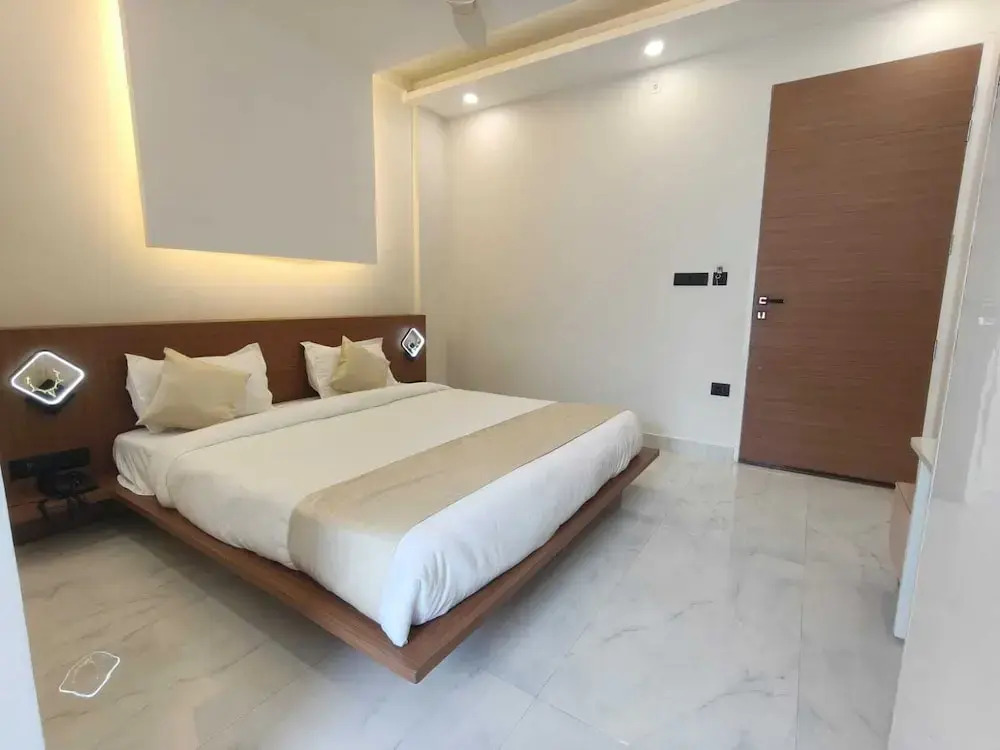 Hotel Y J Manor