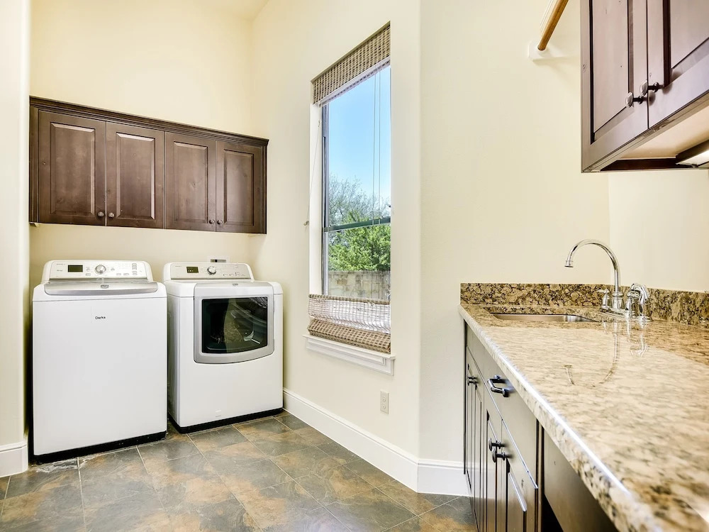 The Arrive Sunrise Estate On Lake Austin 5 Bedroom Estate