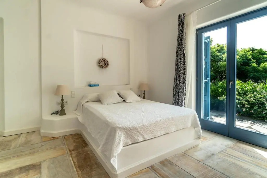 Seaside small villa near beach