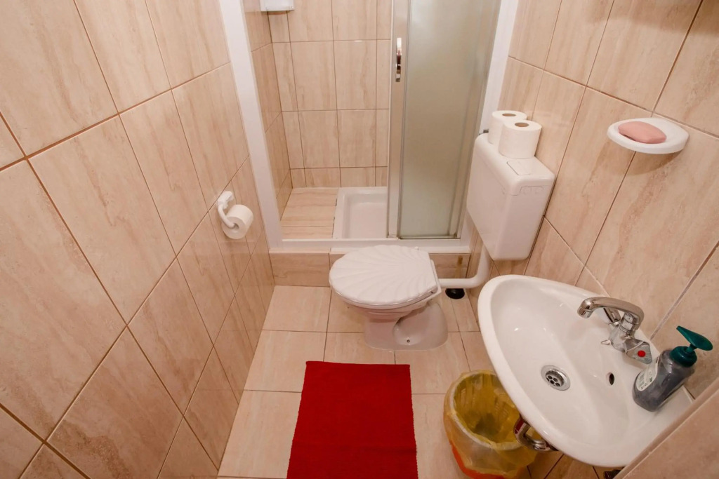 Marjetka house max 17 Pers with 2 complete kitchens, 2 garden grills, bestway swimming pool