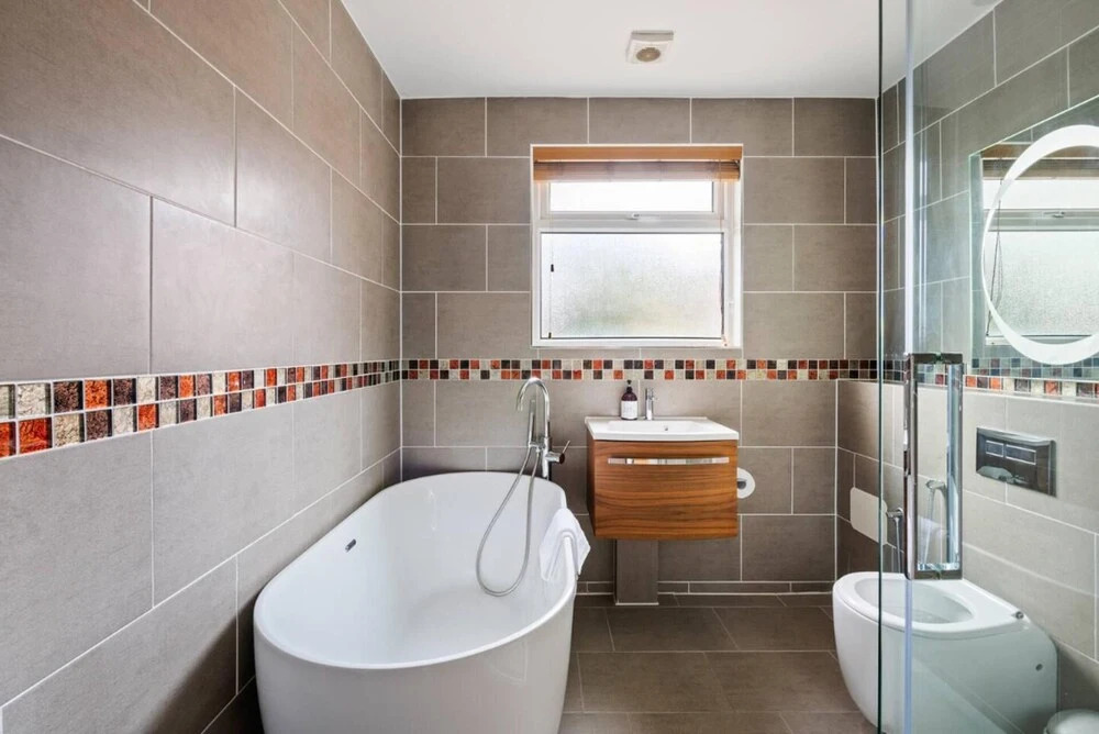 Stunning 5 Bed House in Leeds Contractors Welcome
