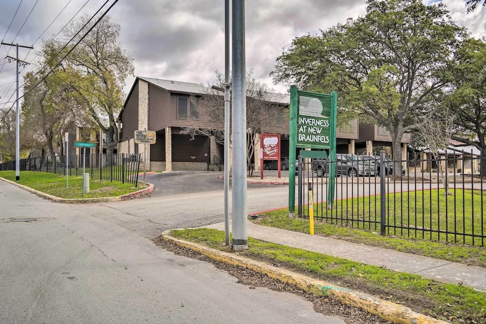 Graham Haus' River Condo: Walk to Schlitterbahn!
