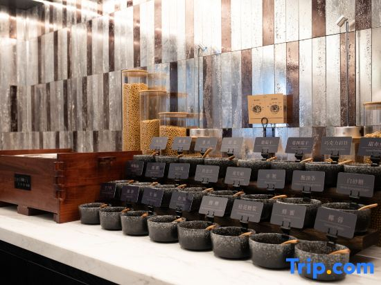 Chengdu Qingbaijiang Wanda Culture and Sports Center Atour X Hotel