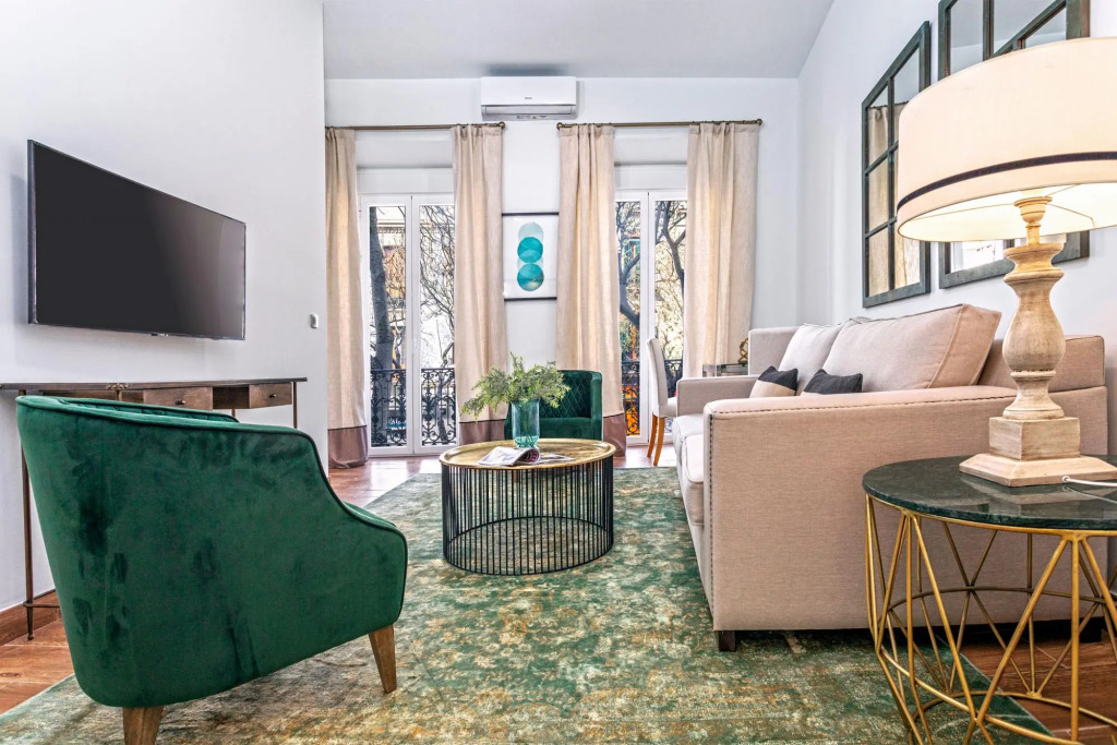 Modern apartment located close from the city center. Recaredo V