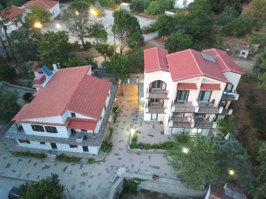 Raxes Kastanies Despina Studios # 4