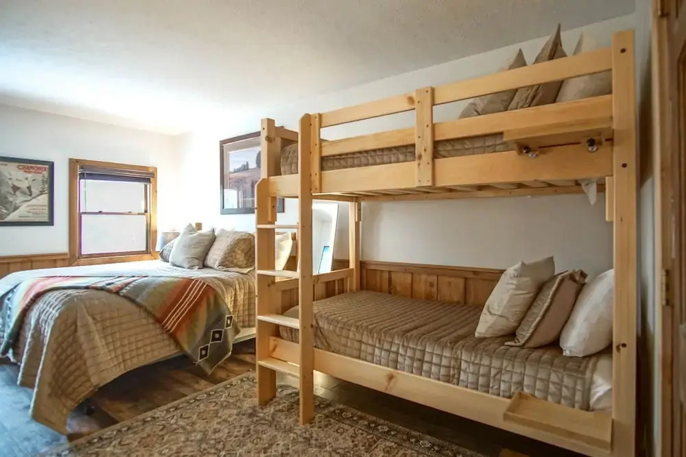 Whistlepunk #11: 2 Bedroom, 2 Bath: Wood Fireplace.central Location
