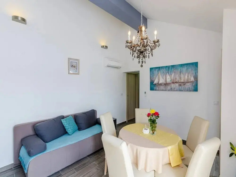 Apartments Zavrelje