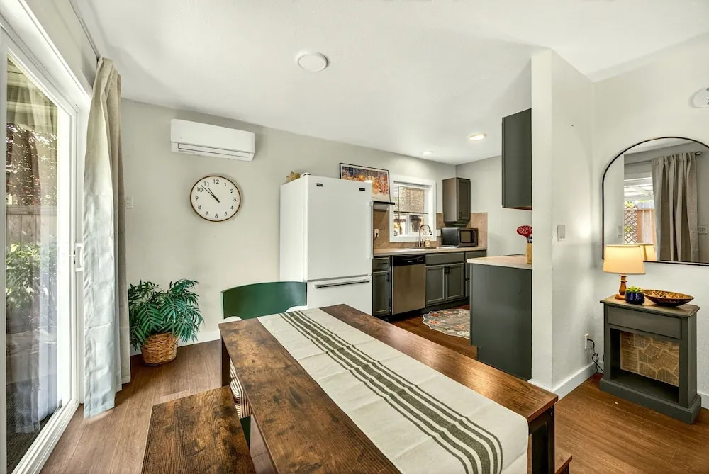 Basecamp GP- Private Unit in Quiet Duplex Near Downtown