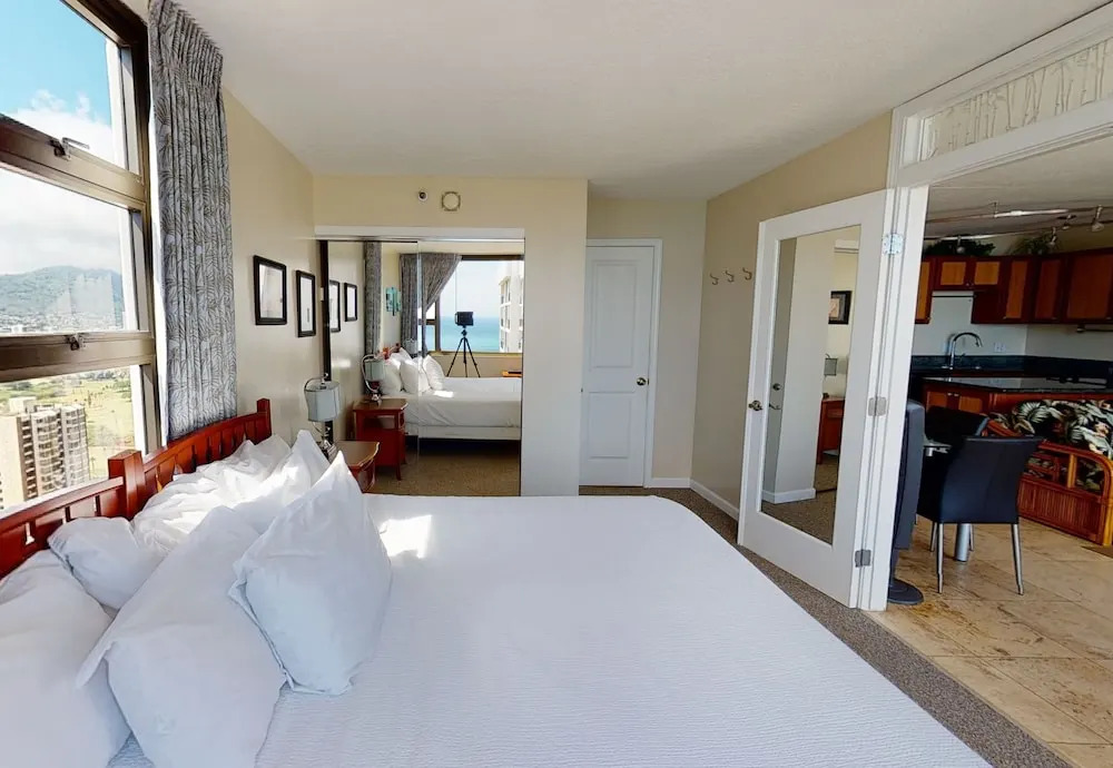 36th Floor Deluxe Ocean View Condo with Free Parking & Wifi