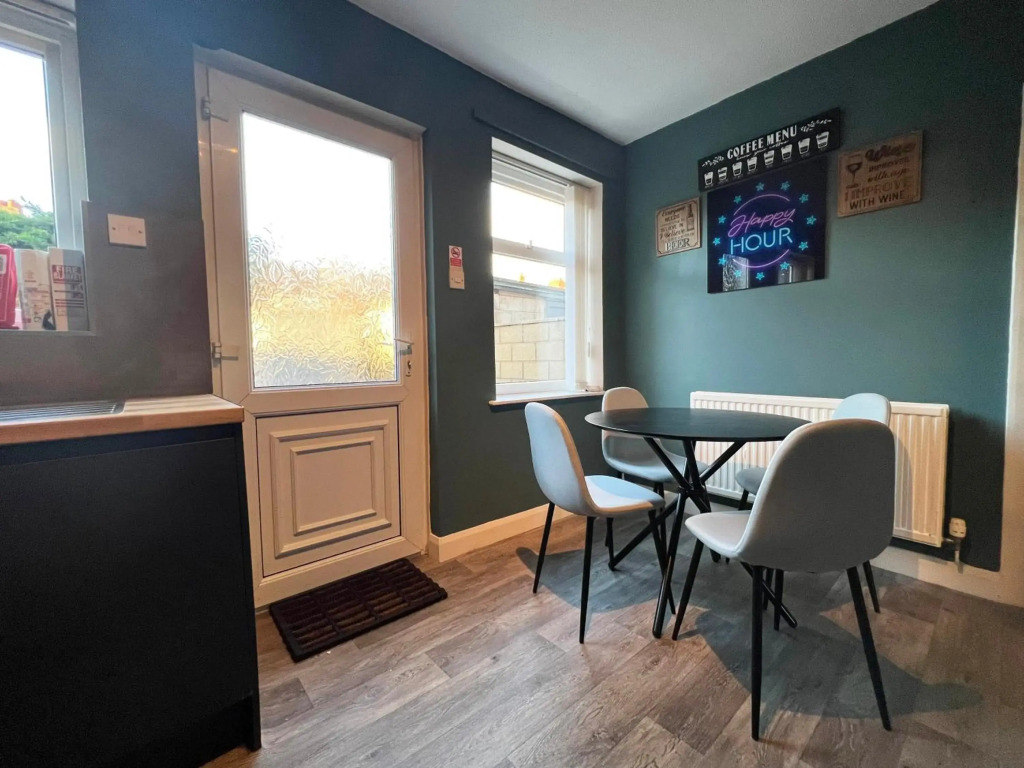 Recently Refurbished 3 Bedroom Home with Parking - Perfect for Longstays - Sleeps 8