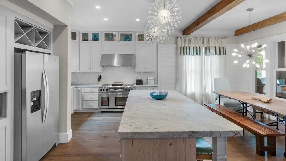 4 Minutes to Beach + Community Pool ~ Stunning Modern Home for 12