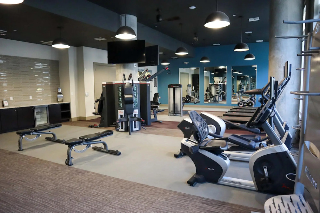 Deep Cleaned Modern 2BR Apt Downtown Location