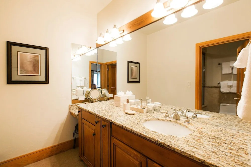 Luxury Two Bedroom Suite with Hot Tub