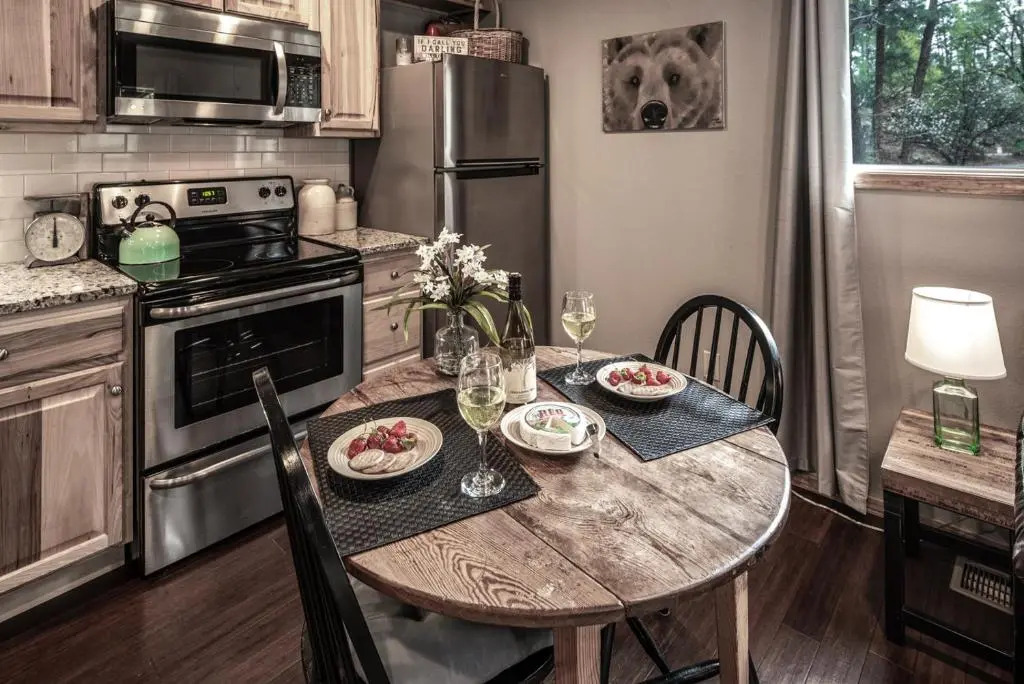 Starlight Cabin, 1 Bedroom, Sleeps 4, Great Views, Hot Tub, WiFi, HDTV