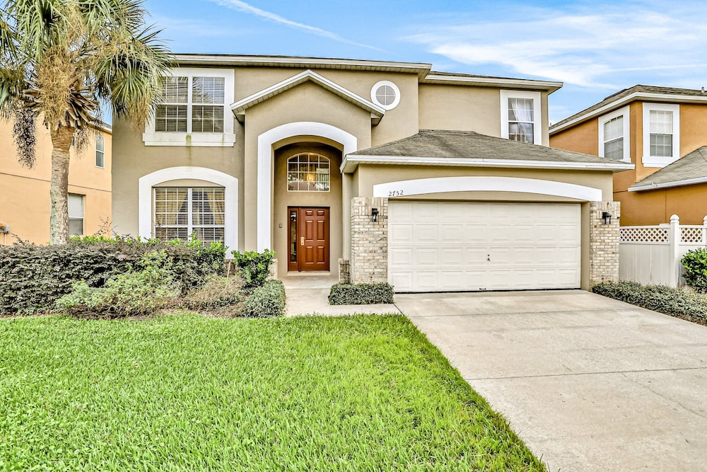 Charming Home With Pool, Pool Spa, Lanai, Central AC, & Washer/dryer