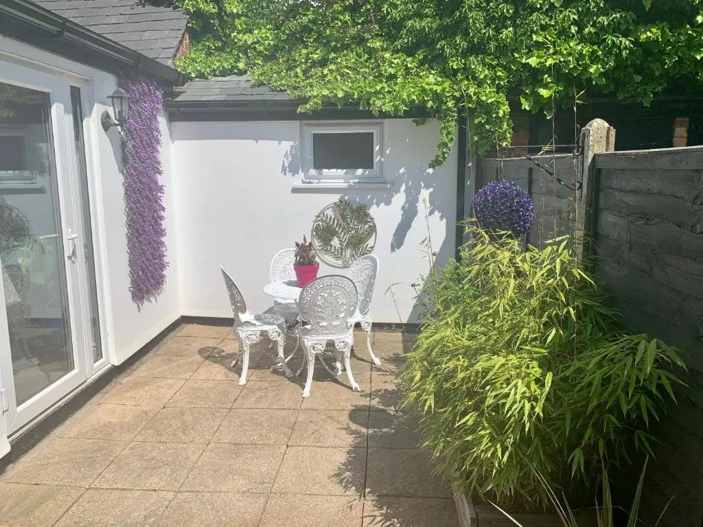 Cathedral Quarter House with free Secure Driveway Parking for 2 Cars