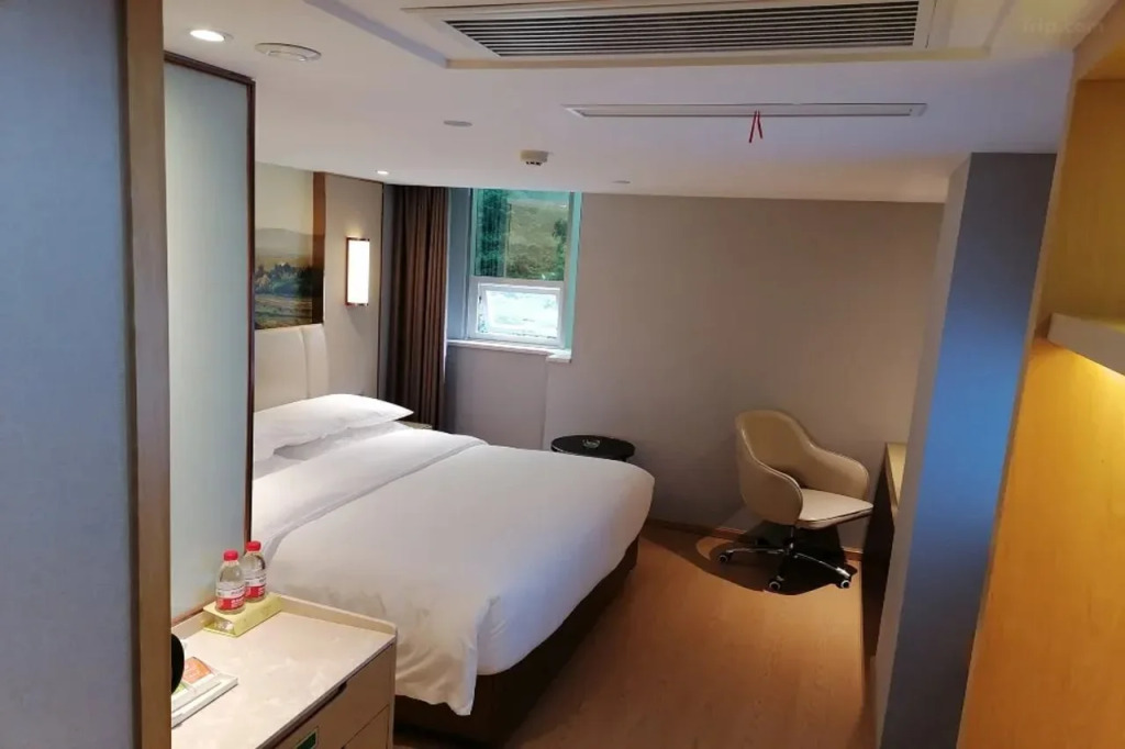 Vienna International Hotel (Wanzhou Gaosuntang Pedestrian Street Branch)