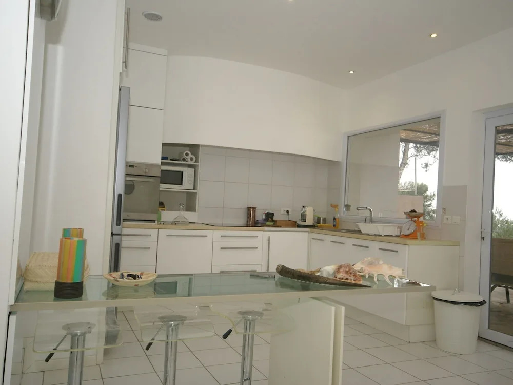 Spacious Villa in Toulon with Private Pool