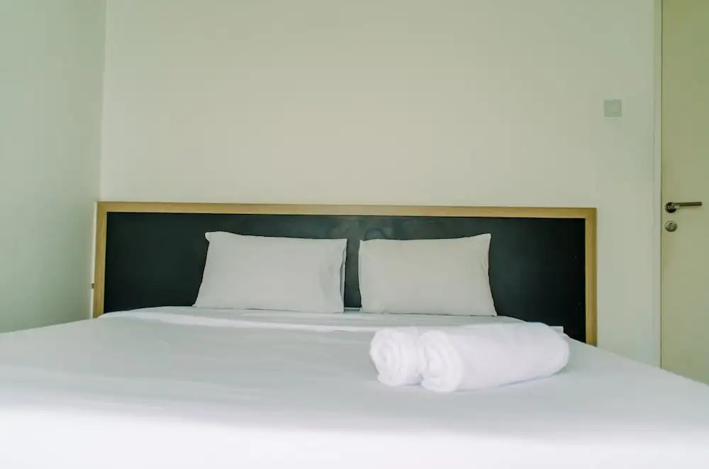 Comfort And Minimalist 2Br At Skylounge Tamansari Apartment