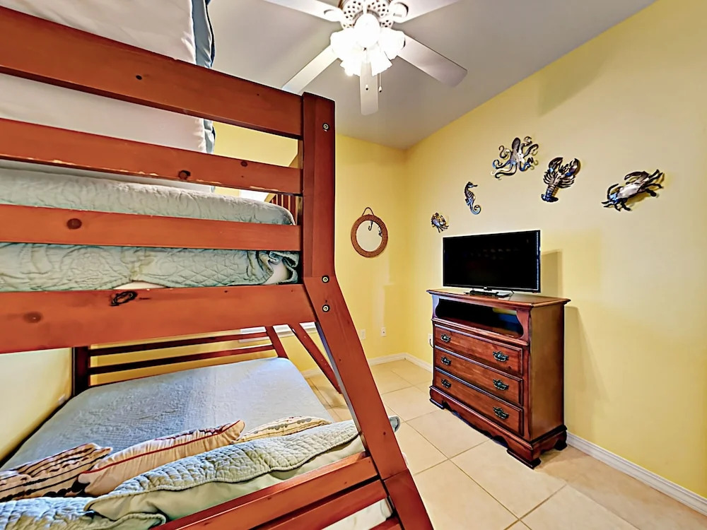 Natures Haven - Updated W/ Pool & Lake 3 Bedroom Condo