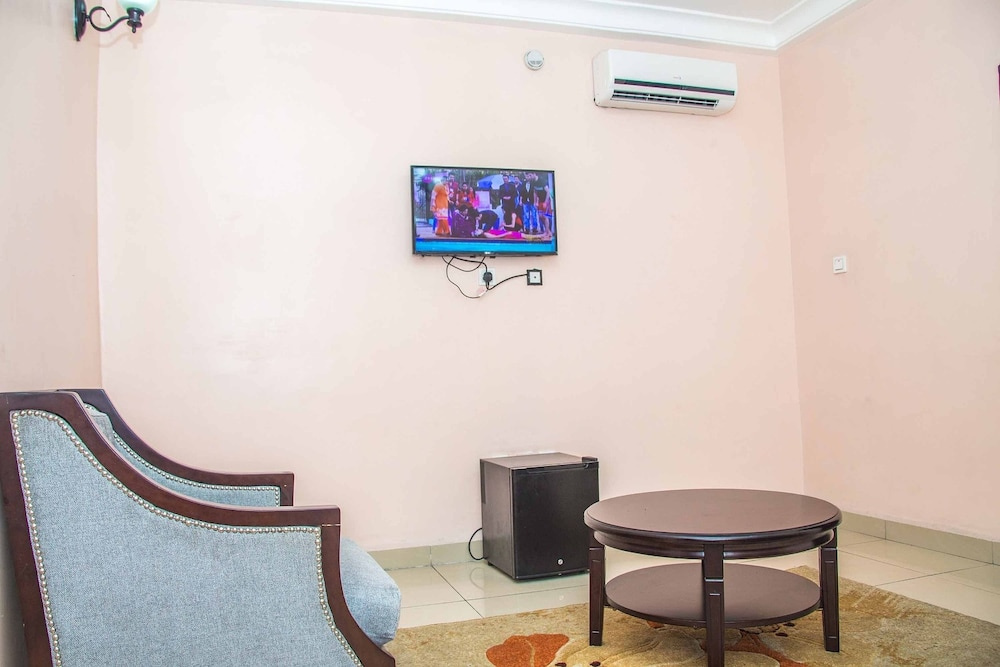 Royal Crest Hotel & Suites