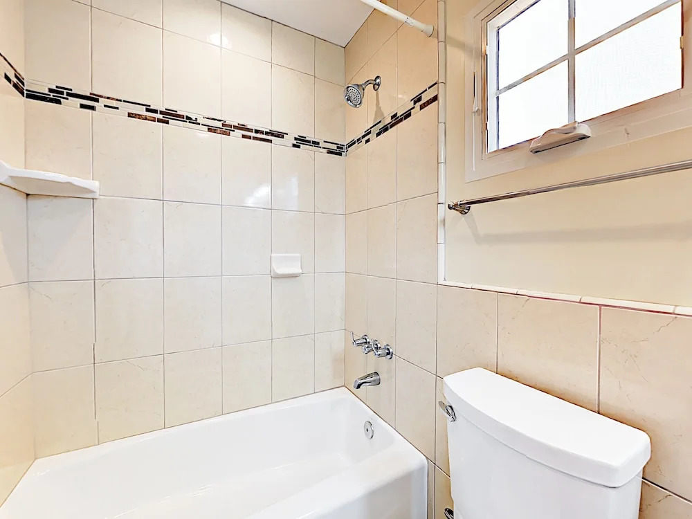 1731 Plum Street Duplex Unit B - 3 Br apts by RedAwning