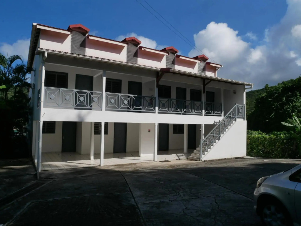 duplex, 2 bedrooms, 2 couples sea view overlooking the village of DESHAIES